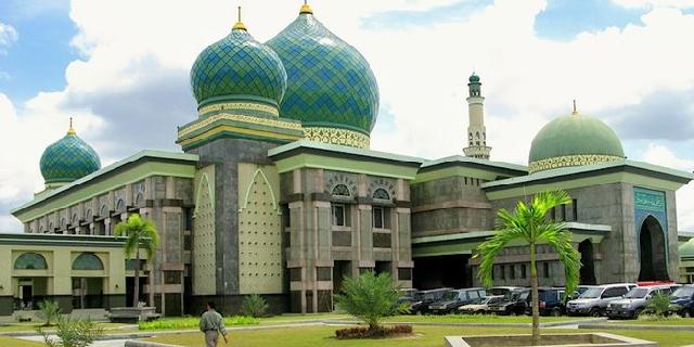 Turis Amerika Kagum Dengan Keindahan Masjid An Nur Riau