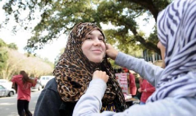 Ditantang Kenakan Hijab, ini Reaksi Mahasiswi AS