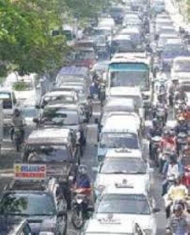 Truk Terguling Jalan Soekarno Hatta Lumpuh Total