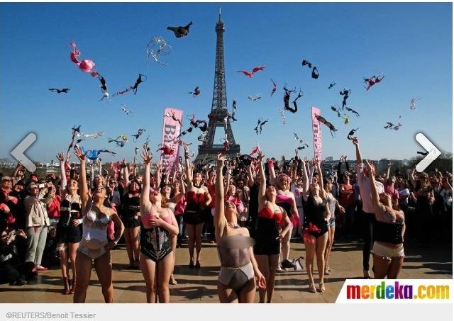 Perangi kanker payudara, puluhan wanita Prancis lepas bra