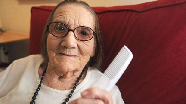 Meski Berumur 104 Tahun, Rambut Nenek Ini tak Ada Uban