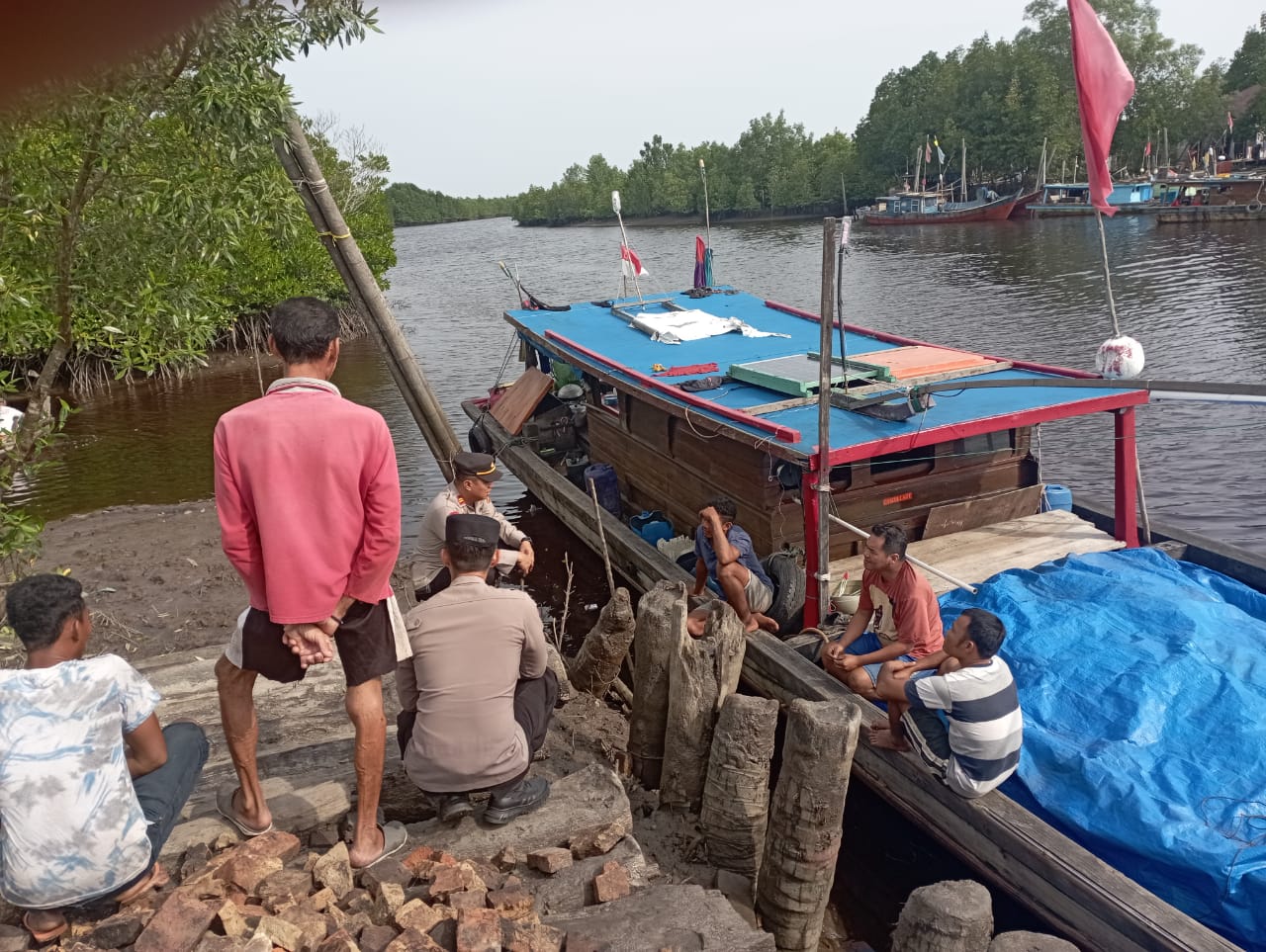 Polsek Bantan Dengarkan Curhat Nelayan di Sungai Liong