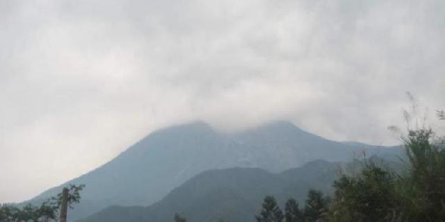  Gunung Merapi Semburkan Abu Hitam, Warga Mulai Panik