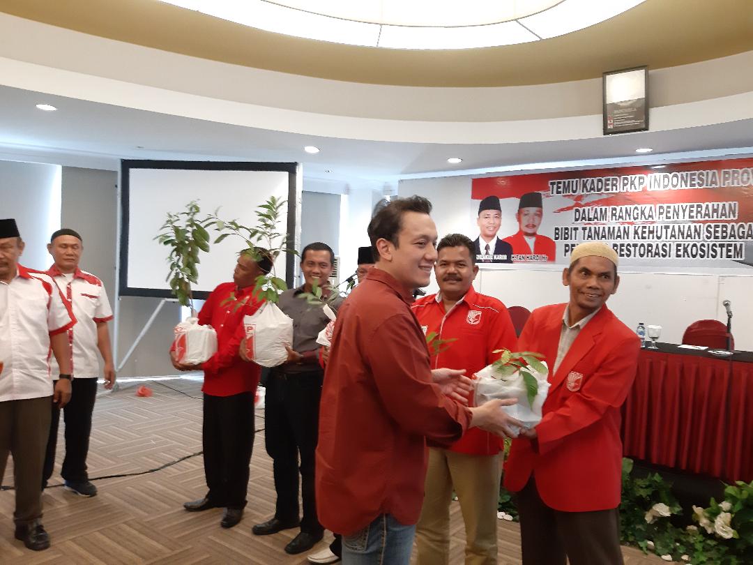 Ketum PKPI, Diaz Hendroprioyono Serahkan 1500 Bibit Tanaman ke DPP PKPI Riau