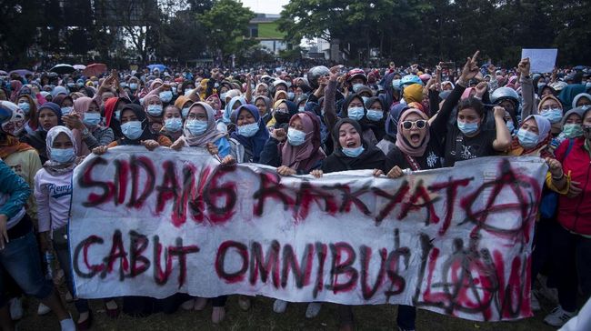 1 Tahun Jokowi-Ma'ruf, Buruh dan Mahasiswa Lakukan Aksi Demo Omnibus Law