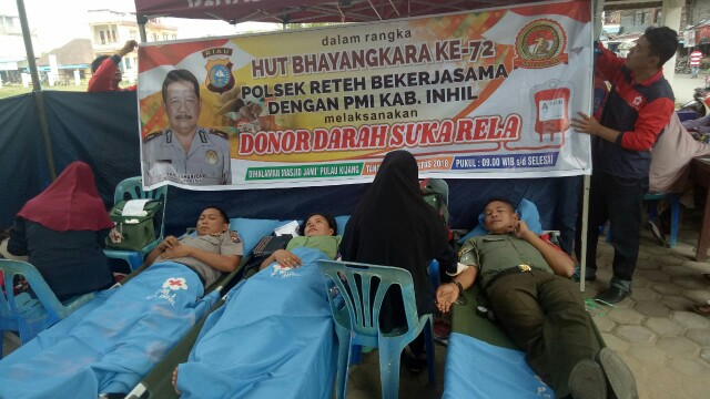 Personil TNI dan Persit Koramil 07/Reteh Ikut Baksos Donor Darah
