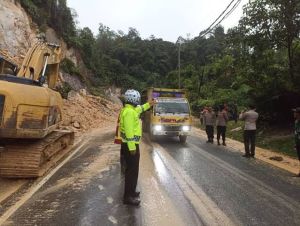 Antisipasi Daerah Rawan Longsor saat Lebaran, Pemprov Riau Siagakan Alat Berat