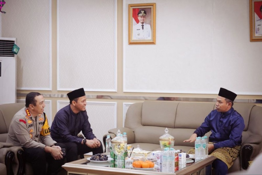 Sulaturahmi Lebaran, Gubri Abdul Wahid Sambangi Kediaman Walikota Pekanbaru