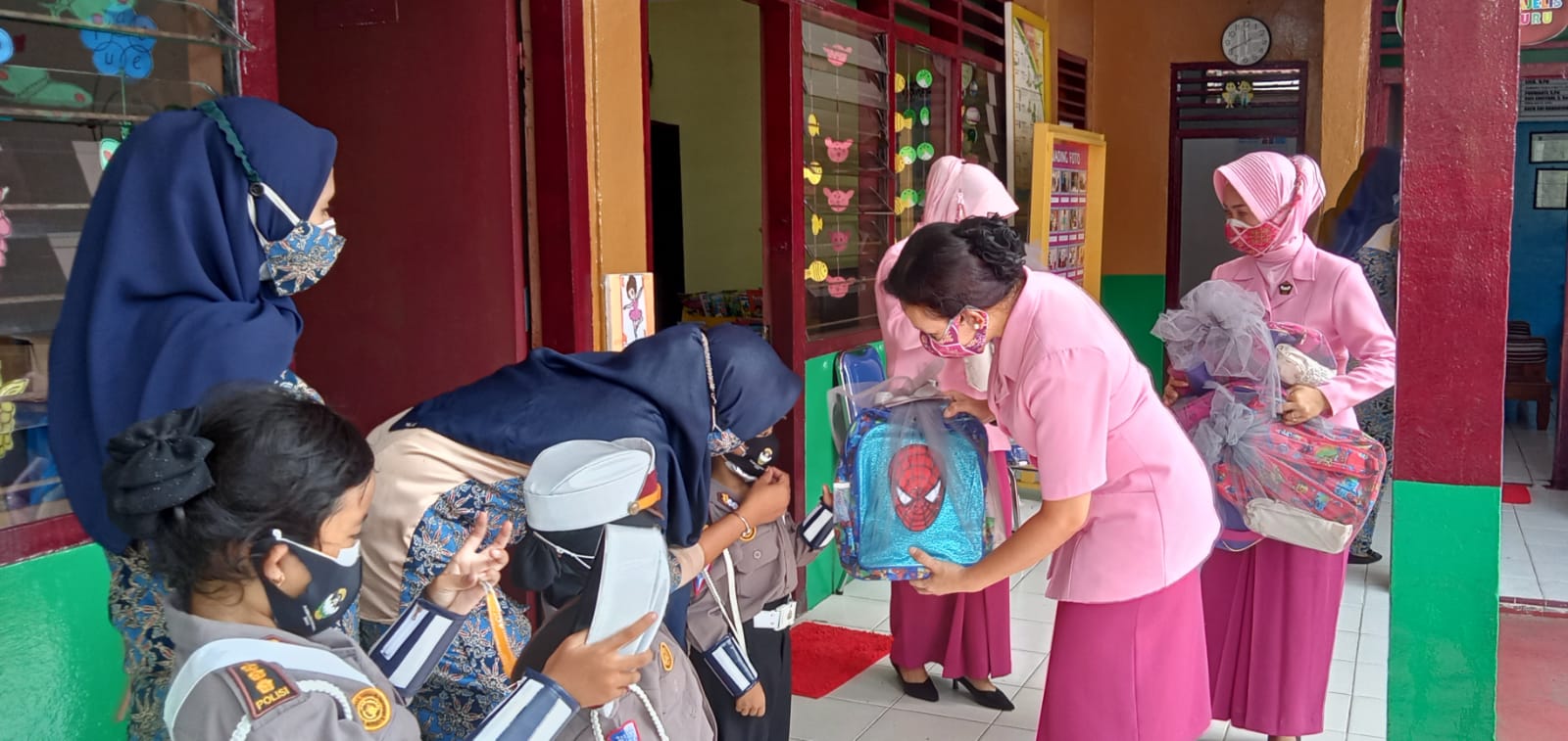 Ketua Bhayangkari Riau Kunjungi TK Bhayangkara 10 Bangko