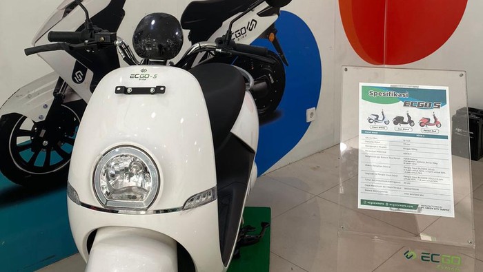 Pengen Punya Motor Listrik Super Murah? Beli ECGO 5 Aja!