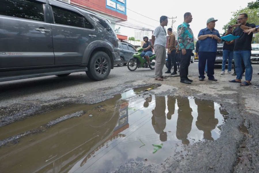 Setelah Dilantik, Pj Gubri Langsung Cek Jalan Rusak di Pekanbaru