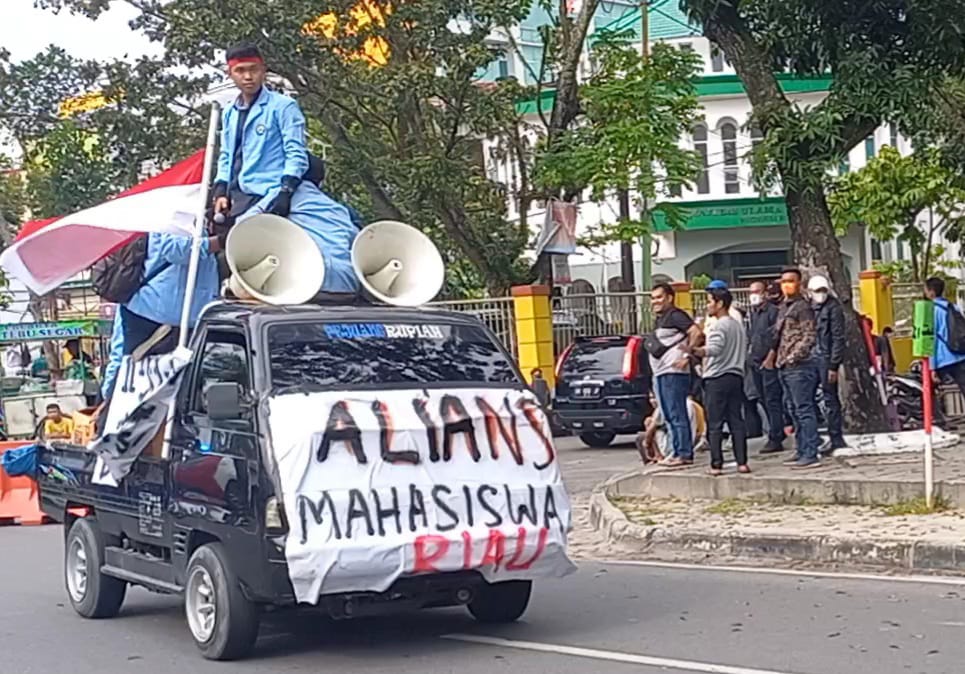 Ribuan Mahasiswa Riau Tuntut Lima Pokok Pikiran dalam Demo di Depan DPRD