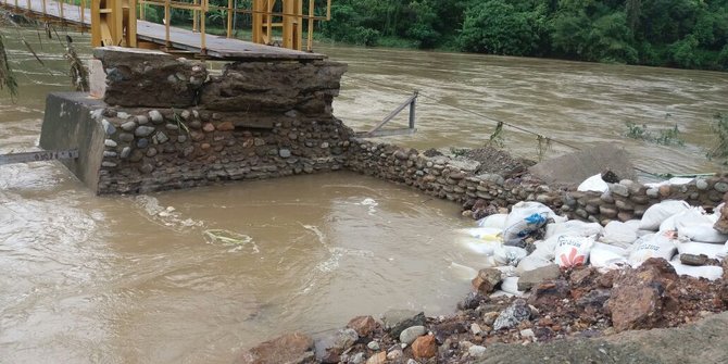 Diterjang Banjir Jembatan Muhara Roboh, Akses Jalan Terputus