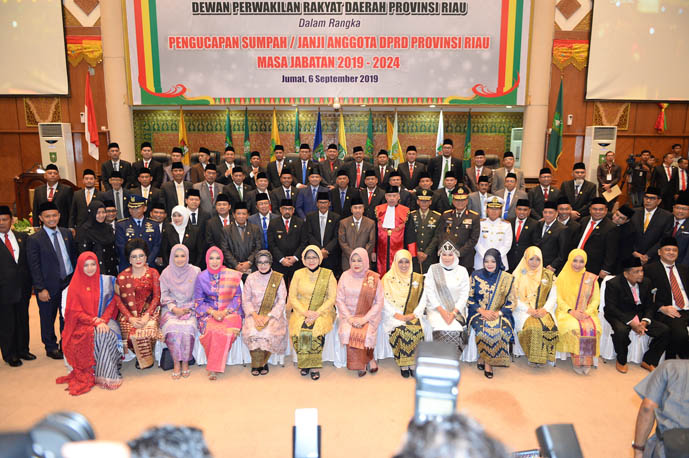 65 Anggota DPRD Riau Priode 2019 - 2024 Resmi di Ambil Sumpah dan Janji