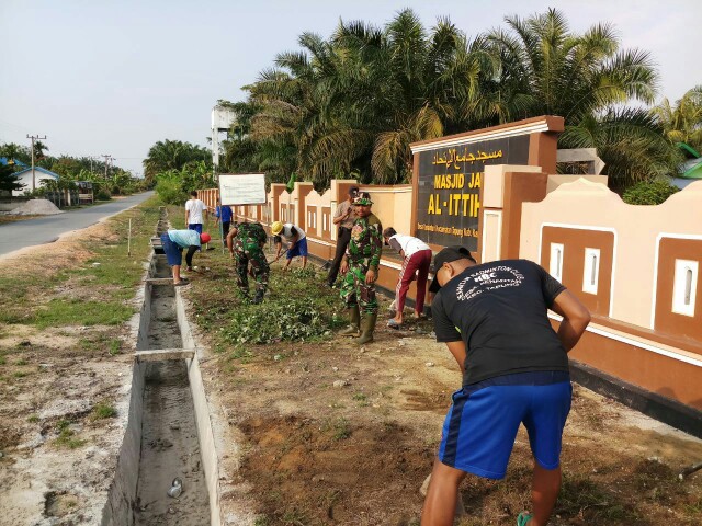 Personel Koramil 16/ TPG Karya Bakti Bersihkan Parit Masjid dan Madrasah