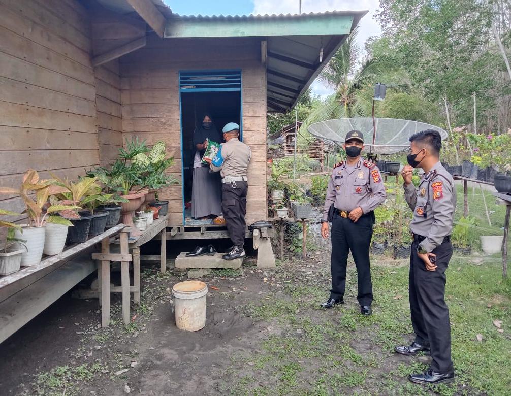Warga Desa Tanjung Medang Dapat Paket Sembako dari Polsek Rupat Utara