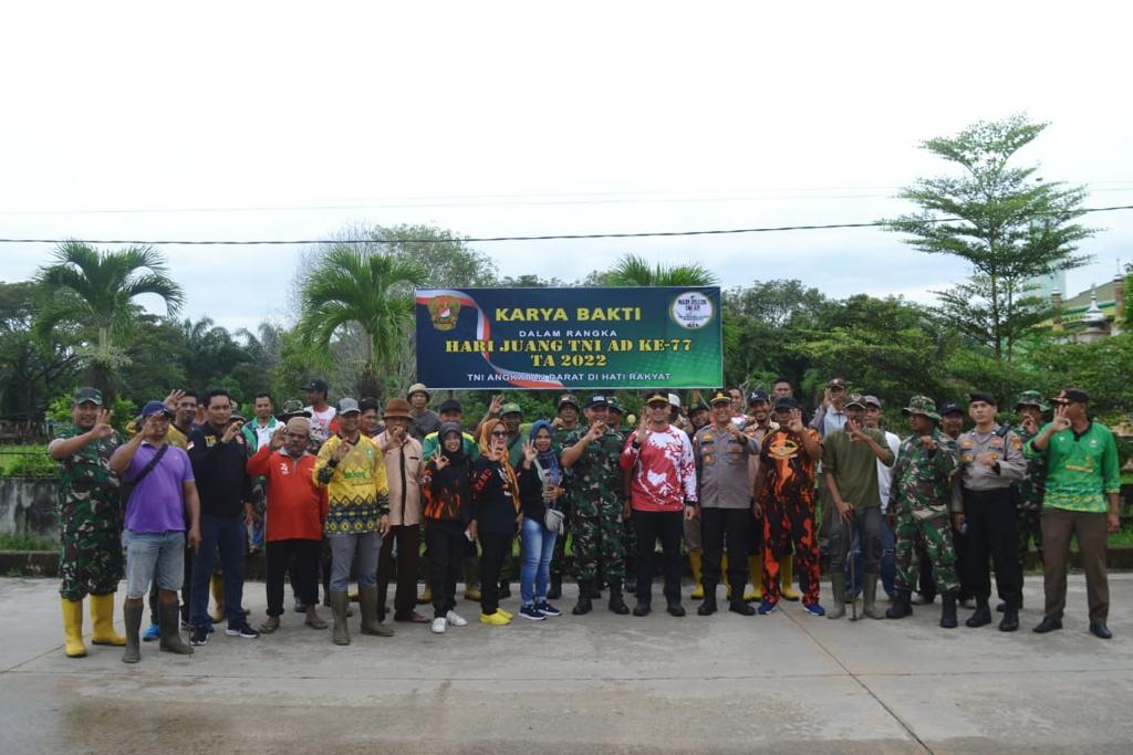 Peringati Hari Juang TNI AD ke-77, Personel Polsek Rupat Ikut Gotong Royong Bersama