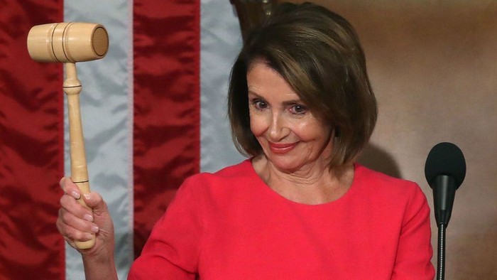 Kunjungi RS Militer, Pelosi : Saya Senang Trump Ikuti Aturan Pakai Masker