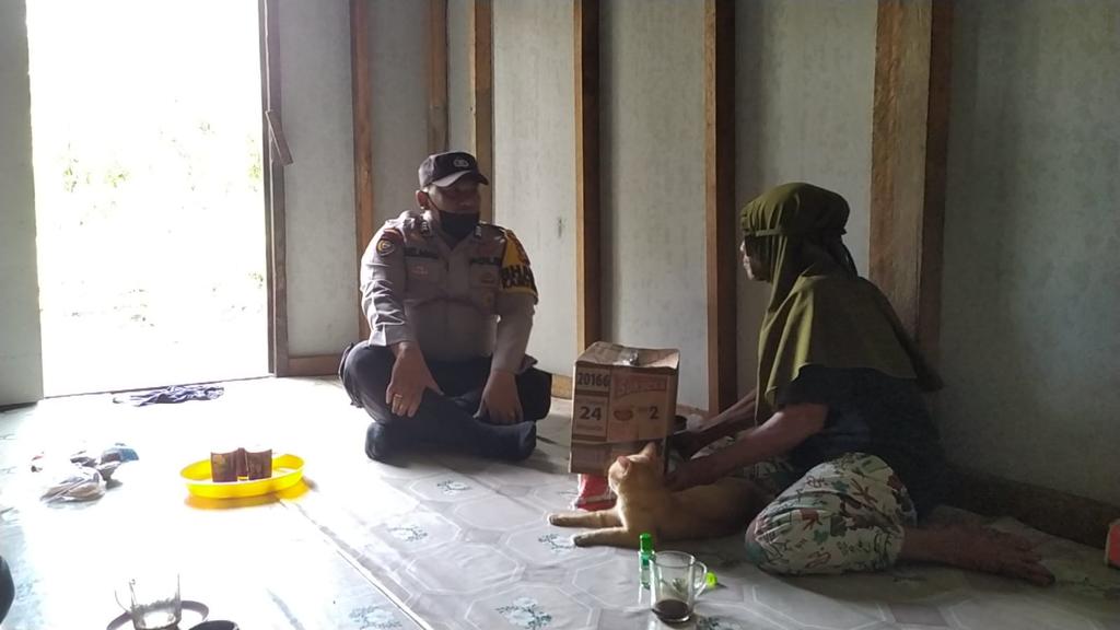 Polsek Siak Kecil Bantu Warga Kurang Mampu di Desa Sadar Jaya
