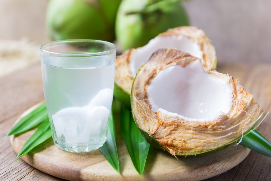 Ternyata Air Kelapa Bisa Stabilkan Tekanan Darah hingga Kolesterol: Ini Beberapa Manfaat Lainnya!