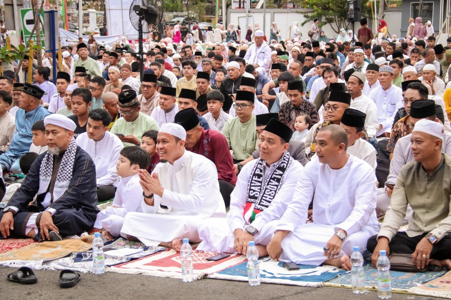 Wako dan Wawako Pekanbaru Laksanakan Shalat Idul Fitri 1446 H Bersama Ribuan Warga