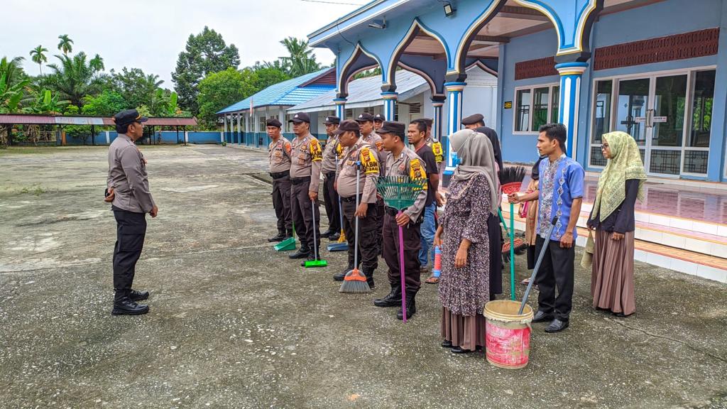 Jaga Kebersihan Tempat Ibadah, Personel Polsek Siak Kecil Gotong Royong di Masjid Jami