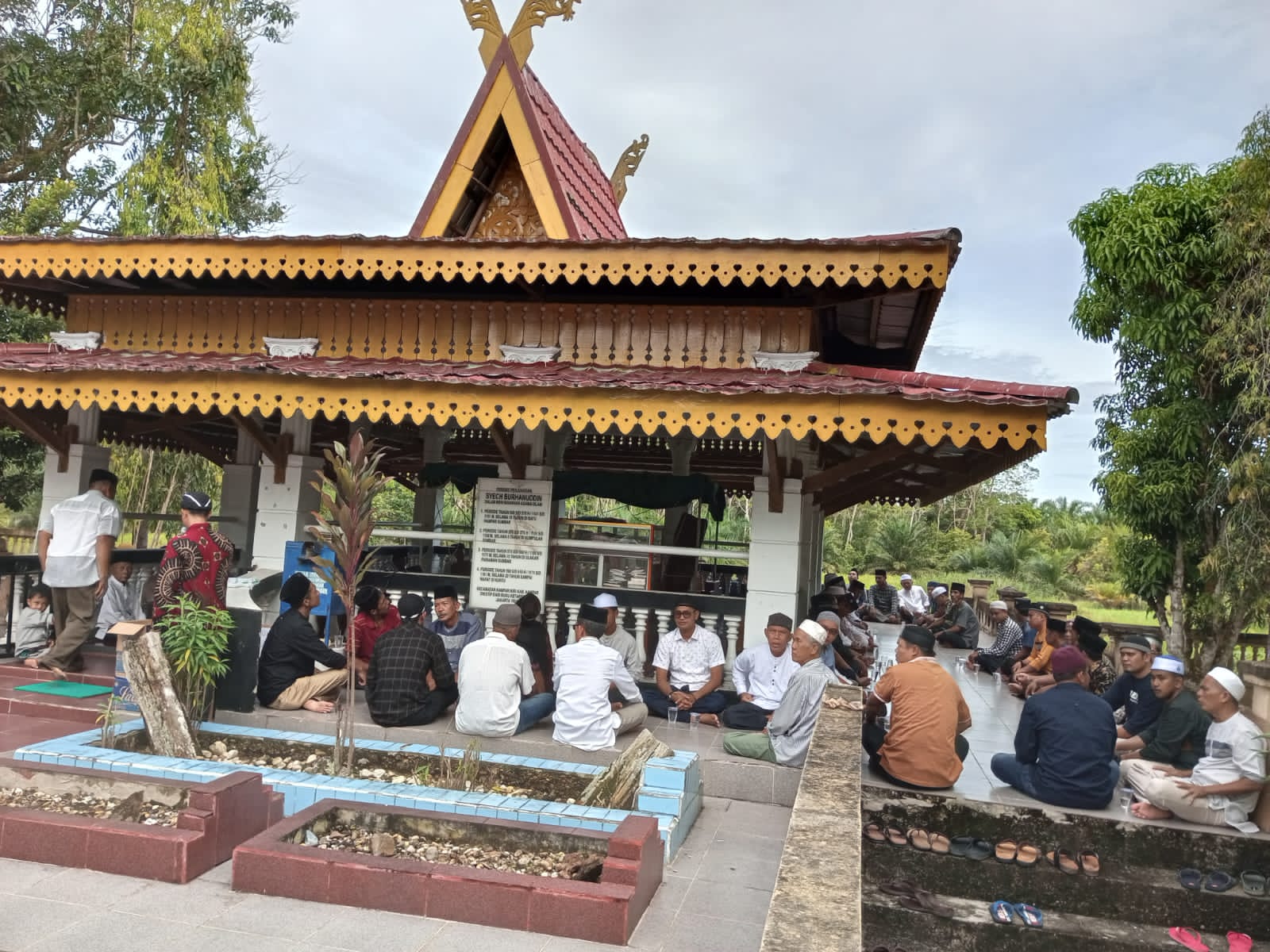 Remaja Masjid Pelopori Acara Halal Bihalal di Makam Syekh Burhanuddin Kuntu