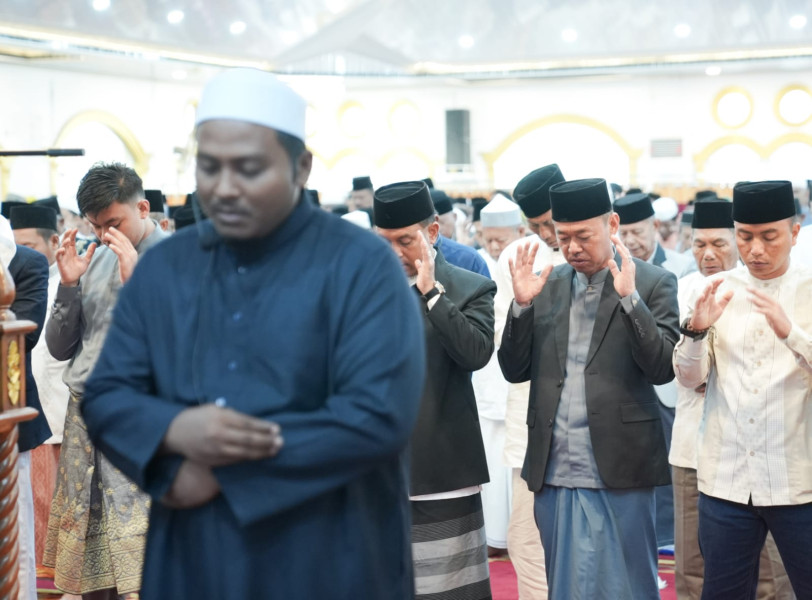 Bupati Rohil Sholat Idul Adha di Masjid Agung Al Ikhlas Bagansiapiapi