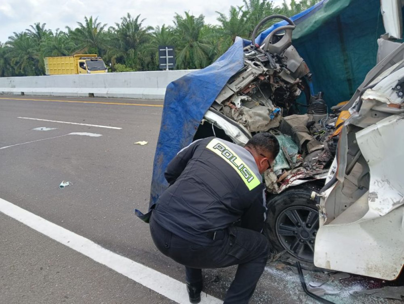 Pick Up Isuzu Trada dan Truk Tronton Tabrakan di Tol Pekanbaru-Dumai, Satu Penumpang Tewas