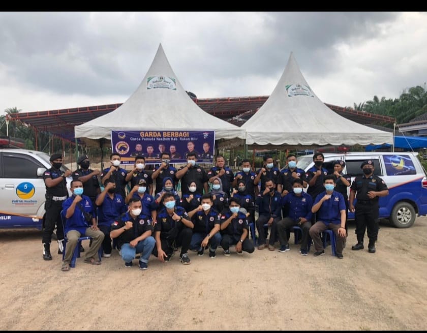 Garda Nasdem Rohil Bagikan Paket Sembako Ke Warga Terdampak Pandemi Covid19