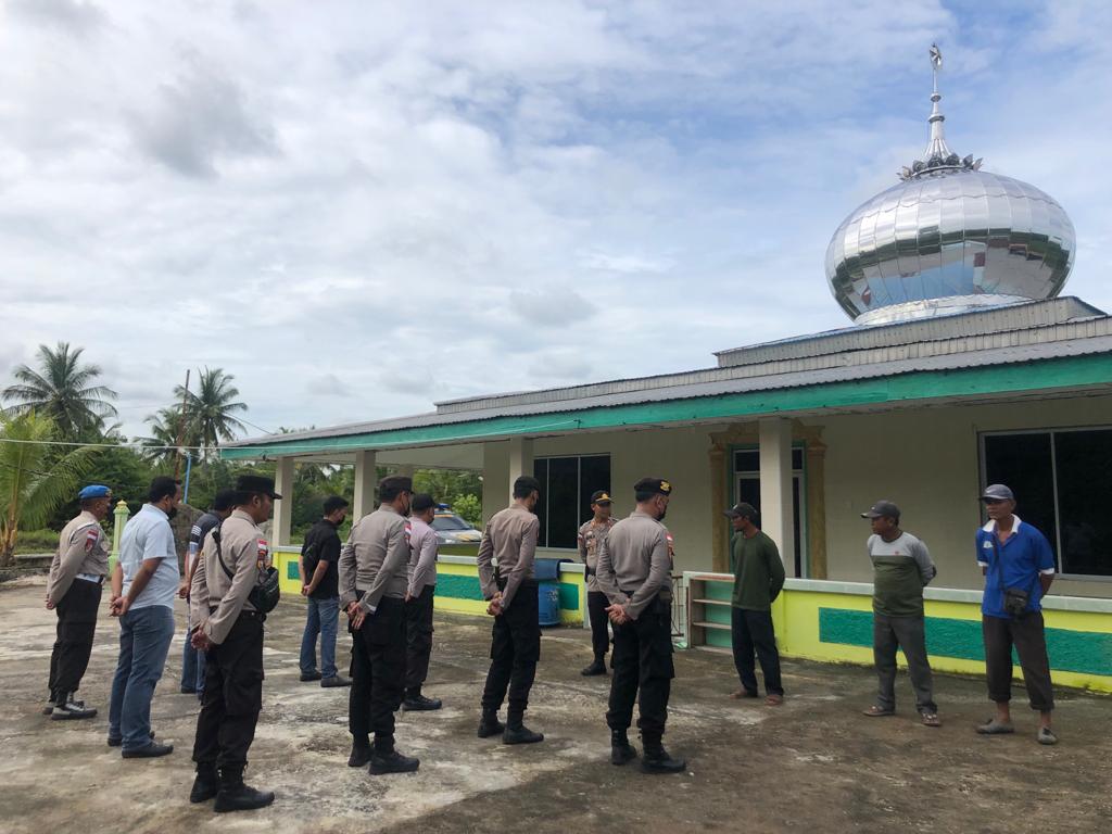 Polsek Rupat Utara Gotong Royong Bersihkan Masjid As Salam di Desa Tanjung Medang