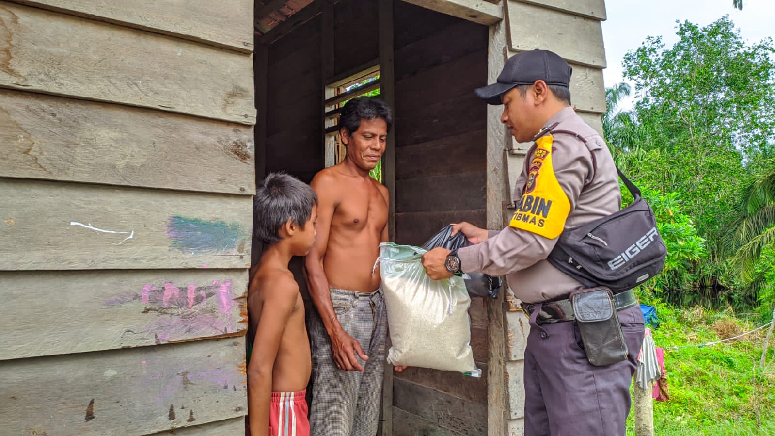 Polsek Siak Kecil Bantu Warga yang Sedang Sakit di Desa Lubuk Gaung
