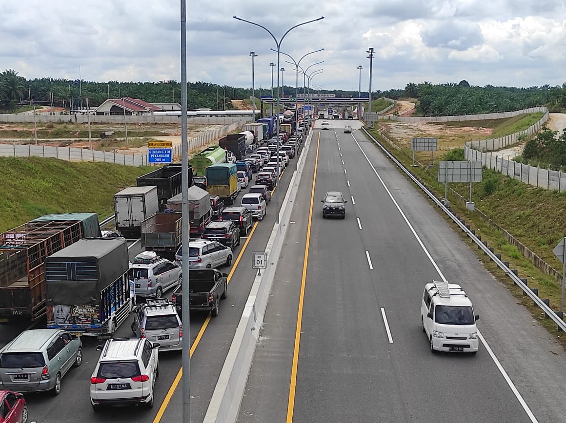 Hari Pertama Bayar Tol Pekanbaru-Dumai, Terjadi Kemacetan Panjang. Hal Ini Penyebabnya!