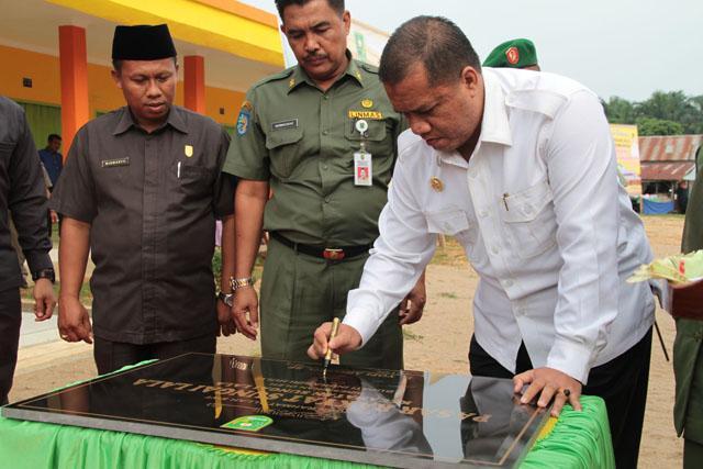  Bupati Inhu Maraton Hadiri Pelantikan 64 Kepala Desa