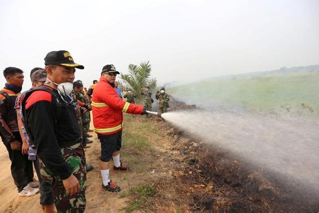  Bupati Yopi Terjun Padamkan Api Karhutla di Inhu